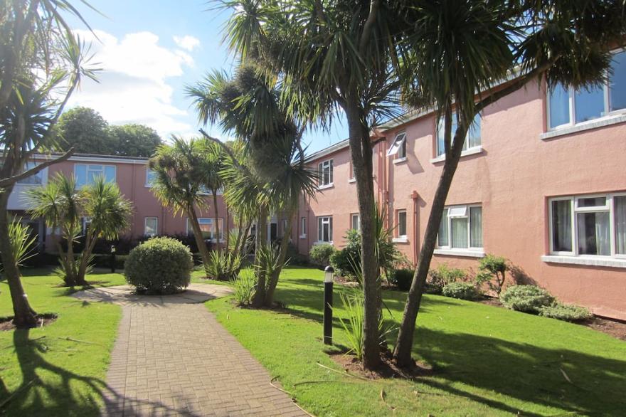 Best Location! 2 Mins From Paignton's Sandy Beach And Pier. Outdoor Heated Pool