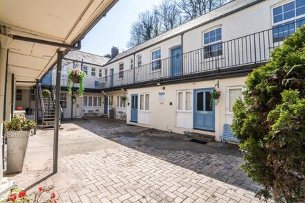 Apartment 32 Trinity Mews - sleeps 3 guests  in 1 bedroom