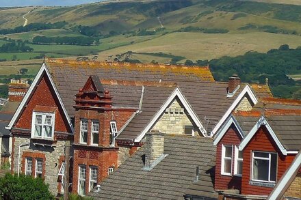 Light, airy 1st Floor Apartment with delightful views over bay and Purbeck Hills