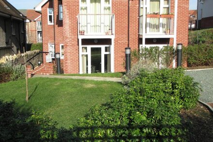 Lovely 2 bed ground floor  apartment, very close to the sea. Sleeps 4+2 +cot