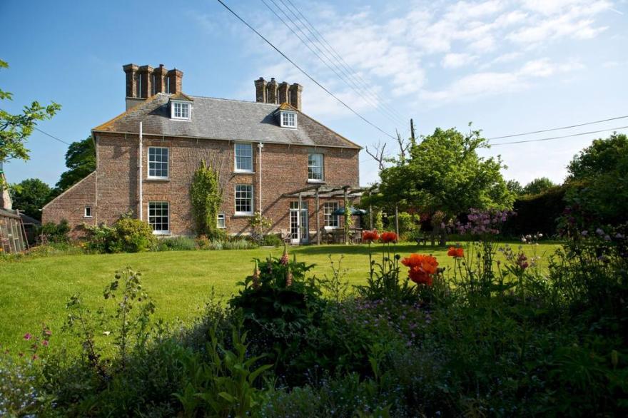 Luxury Dorset Farmhouse - Large Grounds & Beautiful Countryside Location
