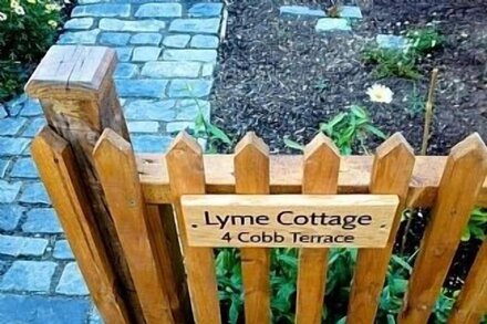 Coastguard cottage with views of the sea and the famous Lyme Regis Cobb