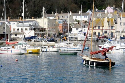 1 Channel View - Apartment Overlooking Famous Lyme Cobb Harbour