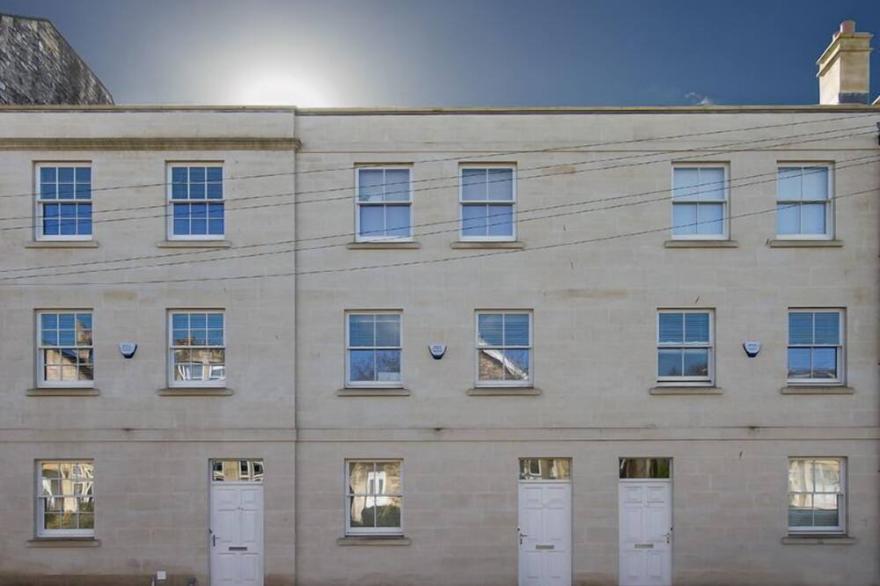 Newly Built Georgian-Style Mews House Offering Accomodation For Up To 13 In The Heart Of Bath
