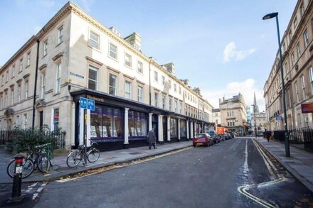 Charming, light and bright apartment for two in central Bath