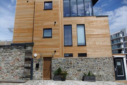 Unique Bristol Harbourside Apartment With Direct Water Views