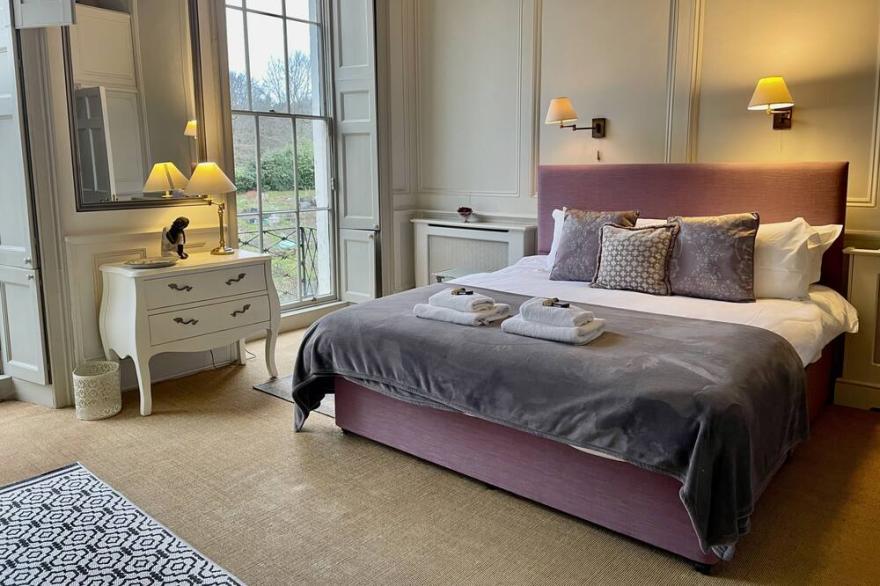 Royal Crescent Prospect - classic, sumptuous Georgian apartment overlooking The Crescent