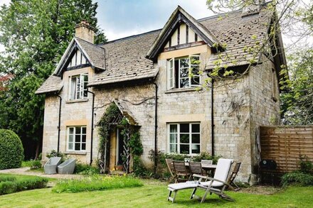 A sudeley castle cottage that sleeps 6 guests  in 3 bedrooms