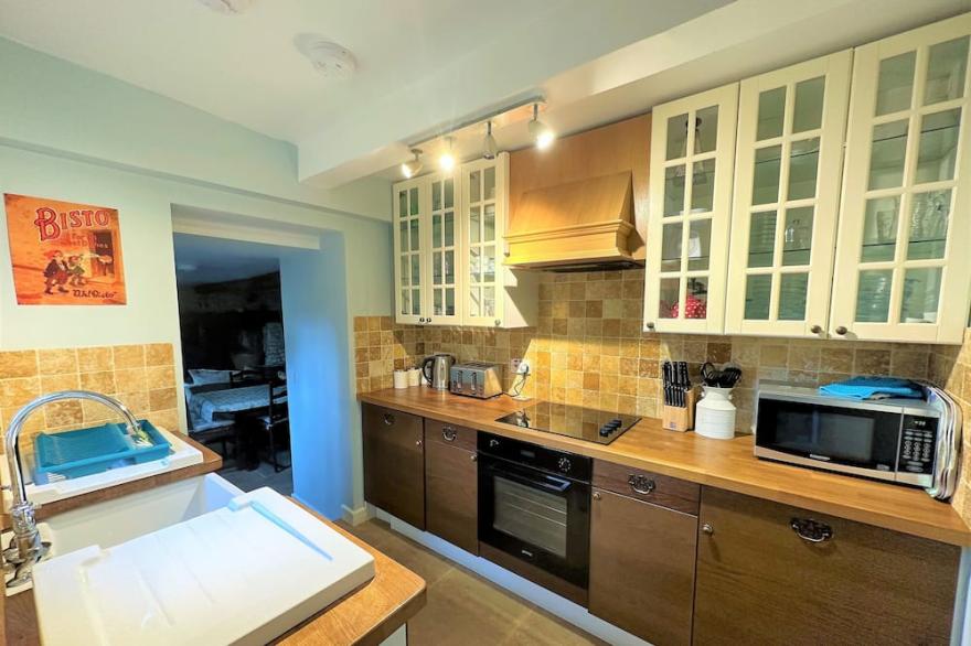 A Quaint Grade 11 Listed Detached Stone Cottage In Lower Slaughter with parking.