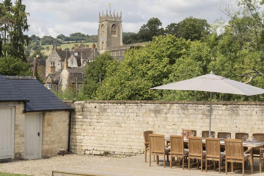 A Sudeley Castle Cottage That Sleeps 14 Guests  In 7 Bedrooms