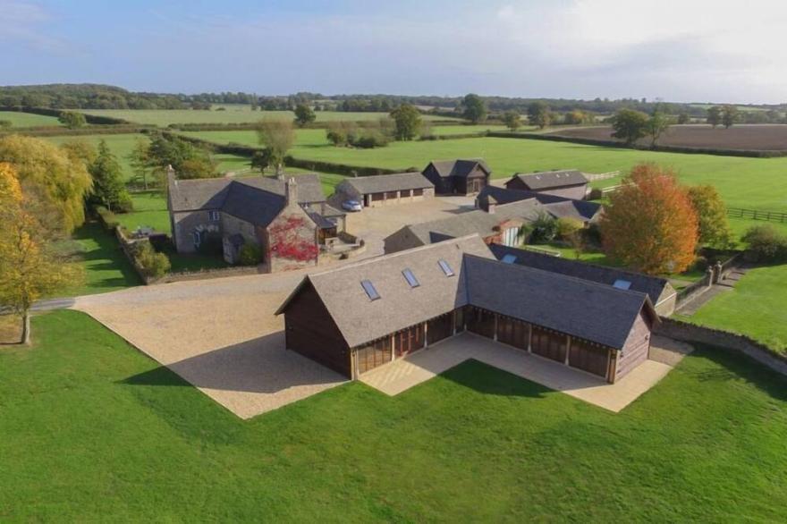 The Cotswold Manor Barn, Exclusive Hot Tub, Games Barn, 70 Acres Of Parkland