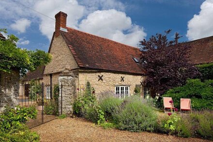 Oxford. C16th Cottage In Courtyard Setting. Garden.  Parking. Free Wifi.