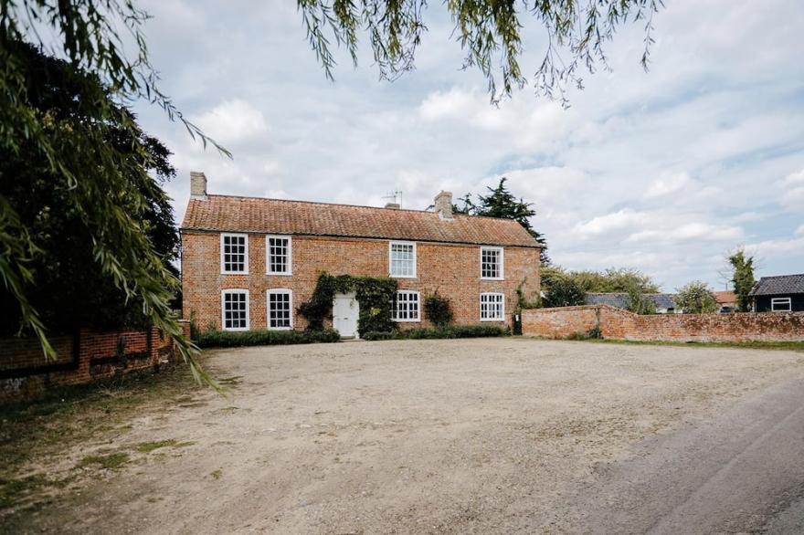 Elms Farmhouse - sleeps 19 guests in 8 bedrooms