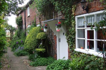 Norfolk, Cosy Beamed Cottage Close Sandy Beaches/Broadland. Peaceful Location.