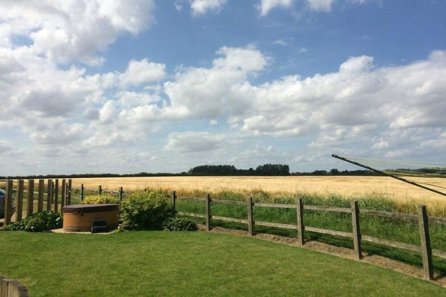 Stunning spacious barn with hot tub, games room & close to North Norfolk coast