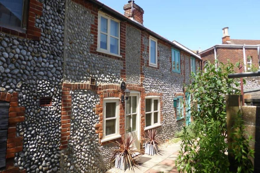 A real hidden gem, this great little bolthole for two is perfect for a seaside get away