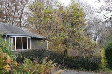 Cottage In Beautiful Woodland Gardens