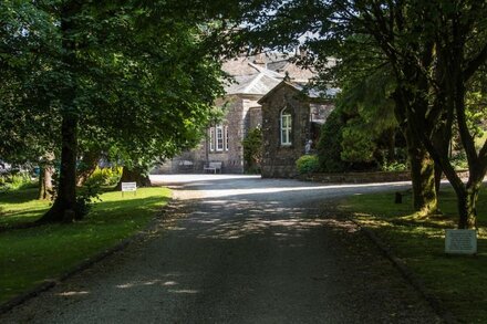 Beautifully appointed cottage in extensive grounds