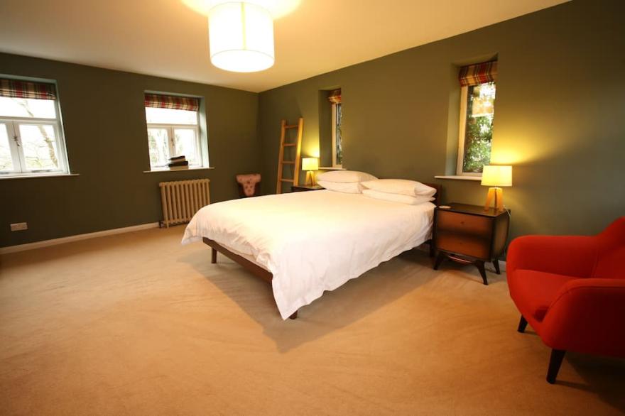 Superb Cottage & Large Garden With River Frontage