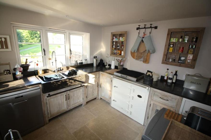 Beautiful Thatched Grade II Listed Cottage near Stonehenge & Salisbury