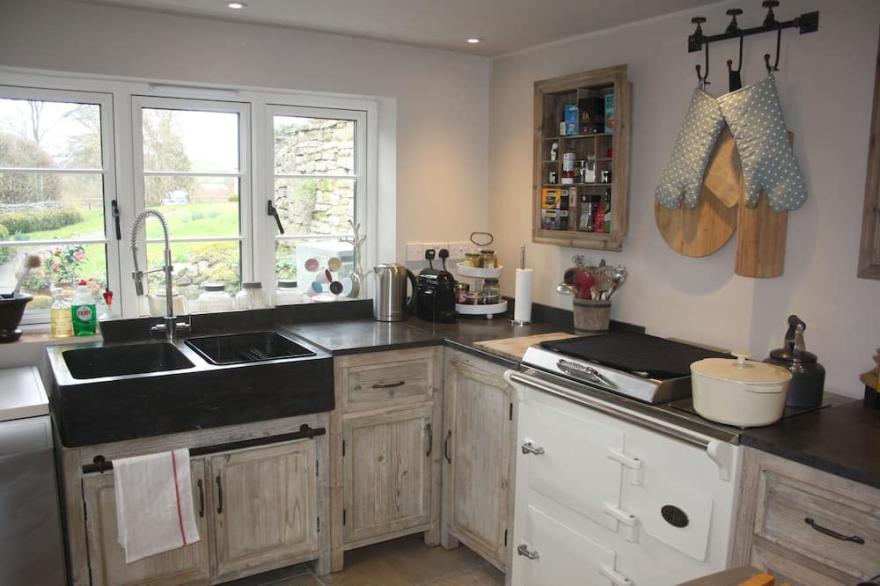 Beautiful Thatched Grade II Listed Cottage near Stonehenge & Salisbury