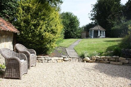 Beautiful Thatched Grade II Listed Cottage near Stonehenge & Salisbury