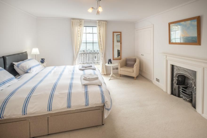 Cliffhanger, Cowes. Elegant Period Property, With Stunning Sea Views. Sleeps 10