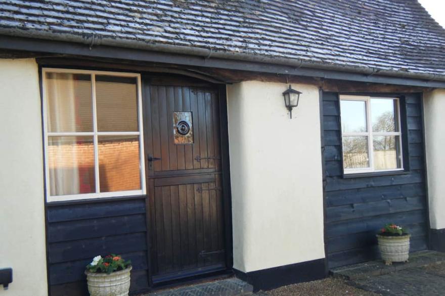 Cottage In Rural Village Location Near Aylesbury & Milton Keynes With 65