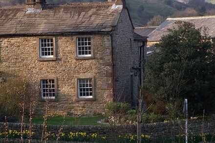 Lovely period Holiday cottage in Peak District with free wi-fi broadband