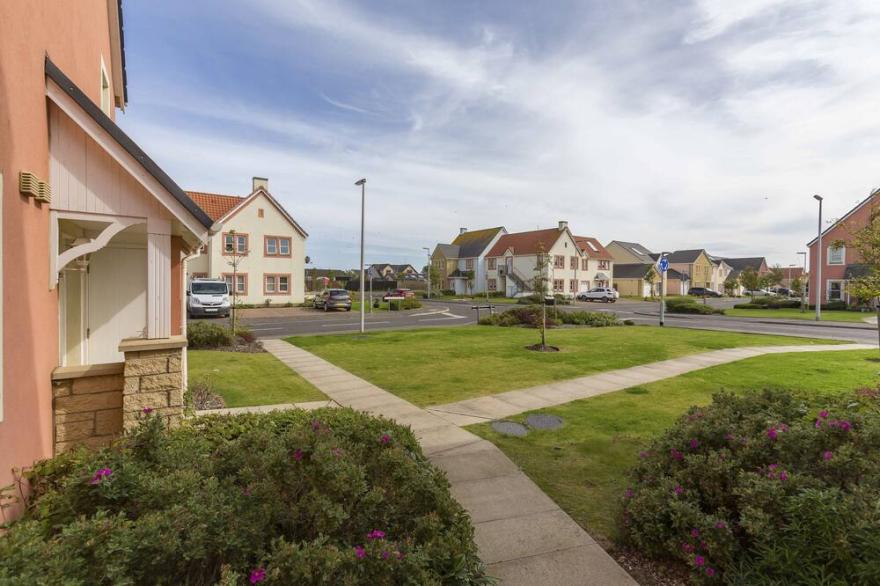 The Neuk, 2 Bedroom Apartment In Stunning Coastal Town Location.