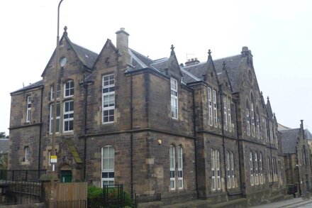 Rodney Street, stylish 3 bedroom flat in converted school building in Bellevue