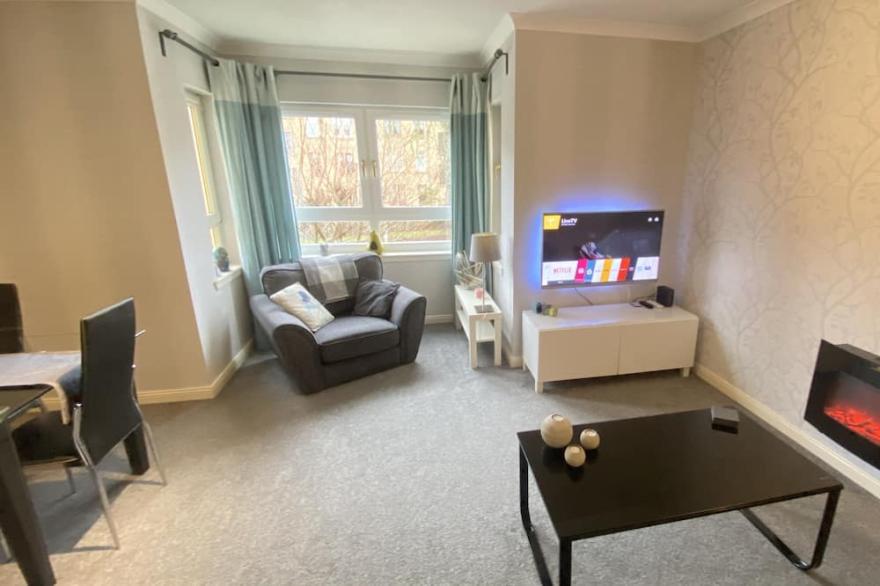 Stunning & Very Modern 2 Bedroom Apartment (Sleeps 4) very near Paisley Centre