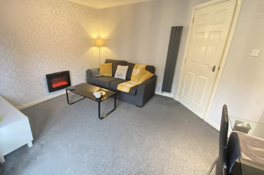 Stunning & Very Modern 2 Bedroom Apartment (Sleeps 4) very near Paisley Centre