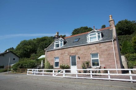 Traditional stone built cottage, beautifully renovated,uninterrupted Sea view