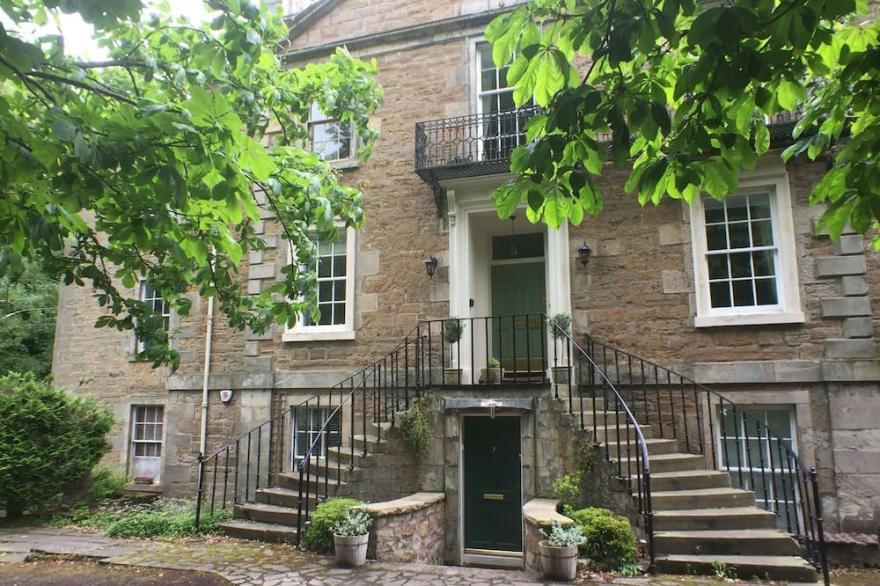 Historic Apartment In Colinton Village With Car Parking