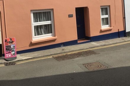 Pembrokeshire 200 year old cosy cottage.