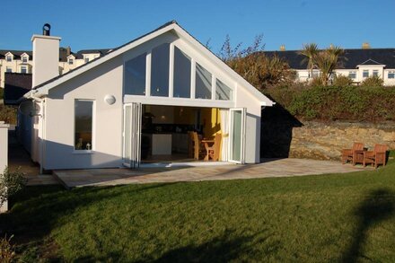 Beautiful, Modern Villa 5 mins walk from the Stunning Bay at Trearddur