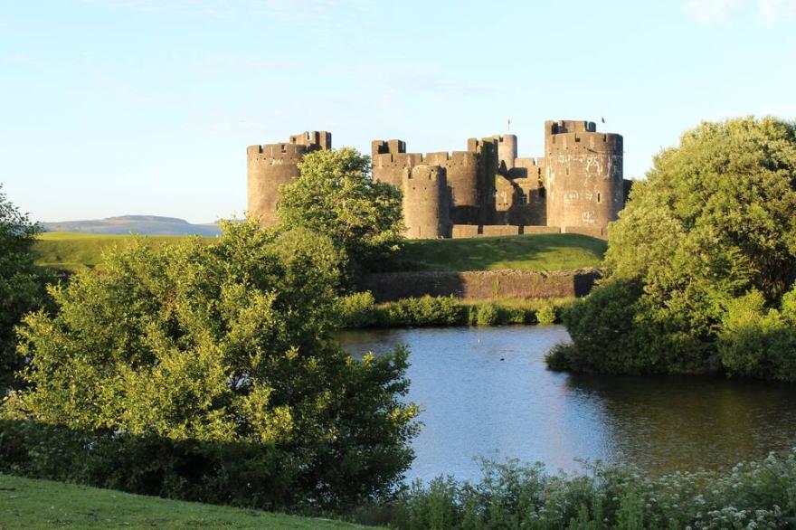 Castell Cottages: 3 Stars. 400m To Caerphilly Castle 15 Mins By Train To Cardiff