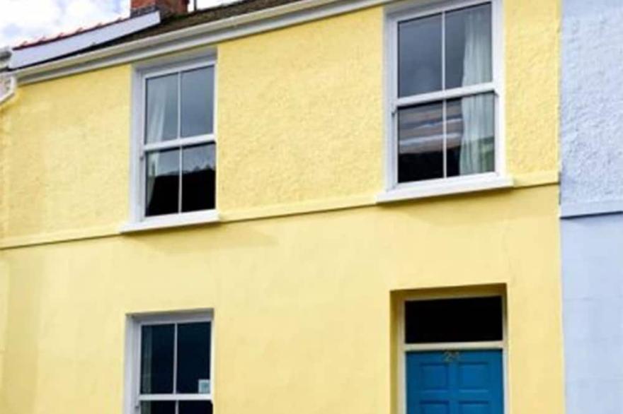 LOVELY VICTORIAN COTTAGE WITH GARDEN, TENBY. CENTRAL, NEAR BEACH WITH WI-FI