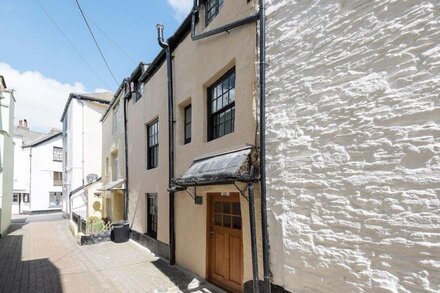 Fabulous town centre property, free parking, 2 mins walk from beach