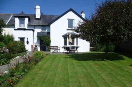 Idyllic 16th century cottage