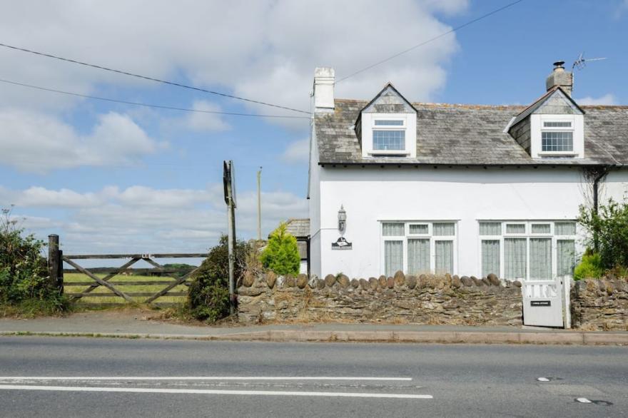 Delightful Cottage Only A Mile From The Sea