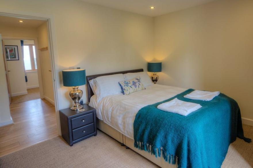 Beautiful holiday home with hot tub, just a walk away from Talland beach...