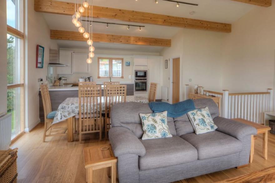 Beautiful holiday home with hot tub, just a walk away from Talland beach...
