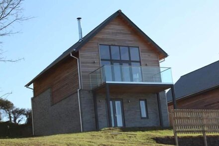 Beautiful holiday home with hot tub, just a walk away from Talland beach...