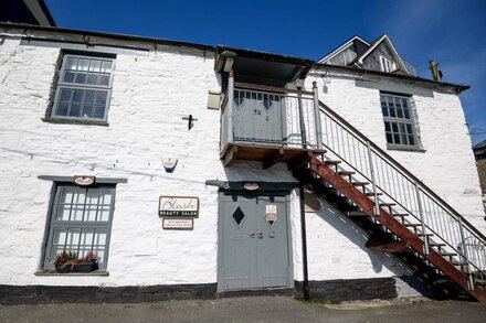 Stunning property for four in the heart of Looe with fabulous views.