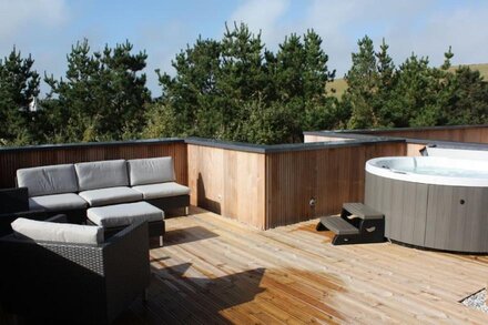 Beautiful holiday home with hot tub, just a walk away from Talland beach...