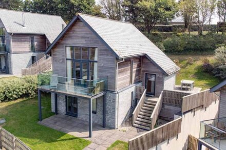 Beautiful holiday home with hot tub, just a walk away from Talland beach...