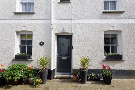 Sweet cottage in the heart of Looe with free Wifi