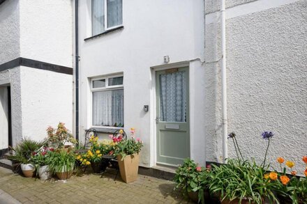 Pretty cottage in the heart of Looe with wifi.